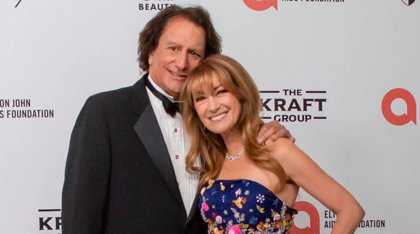 Jane Seymour har de sidste mere end to år dannet par med musiker og læge John Zambetti, som altså lyder til at være en heldig mand.