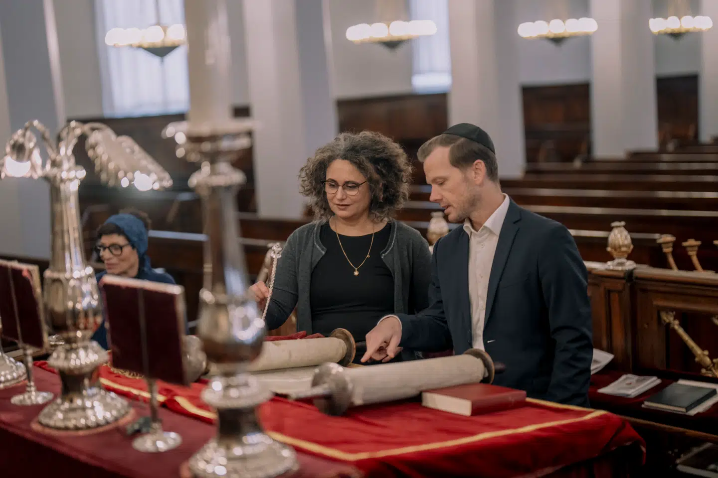 Berlingske støtter regeringens nye handlingsplan imod antisemitisme, fordi jøder er en særlig udsat minoritet i Danmark, skriver Amalie Lyhne i denne leder. Her ses justitsminister Peter Hummelgaard (S) og forperson for Det Jødiske Samfund Ina Rosen fotograferet i synagogen i Krystalgade.