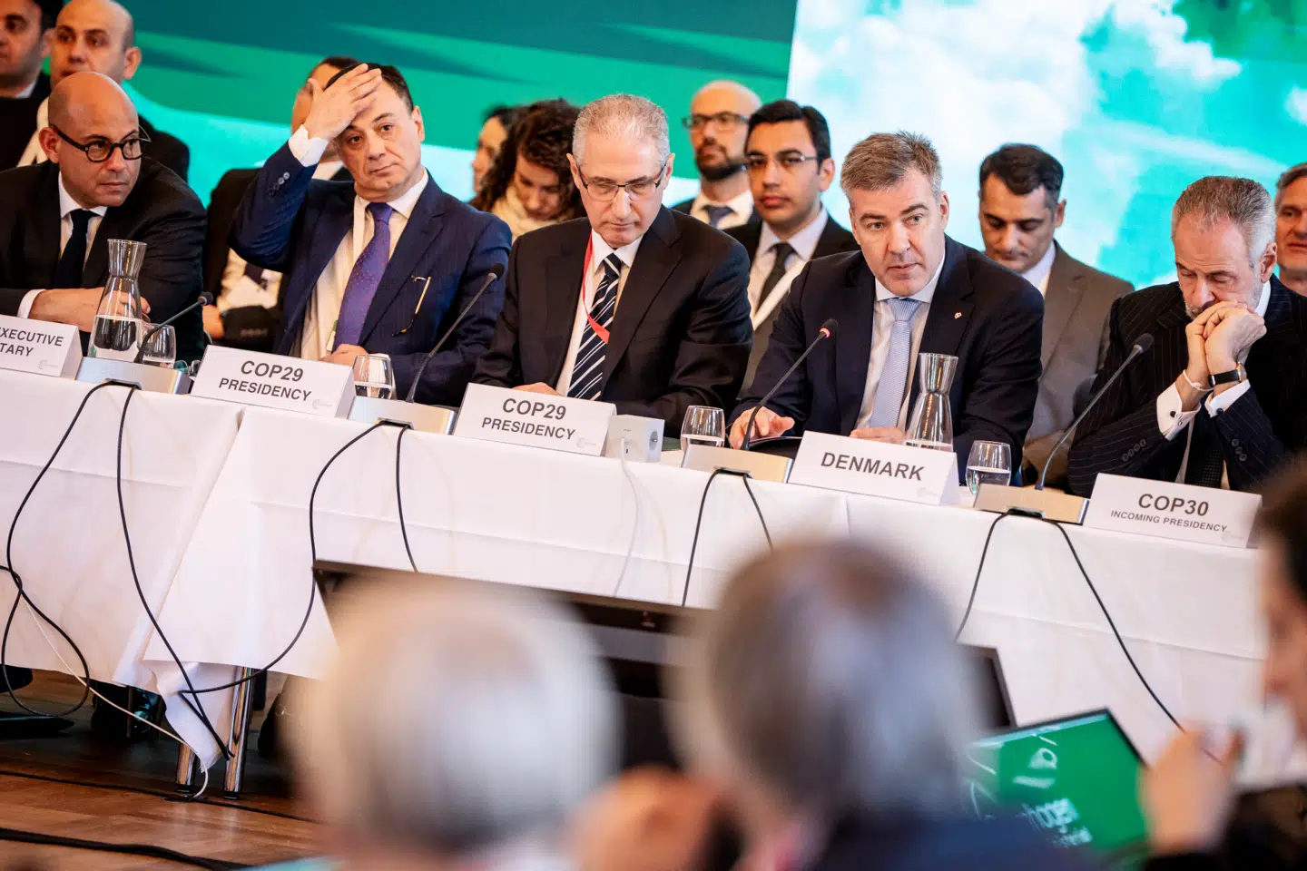 Den hidtidige tilgang til klimaproblemerne virker ikke, skriver Amalie Lyhne i denne leder, for efter 30 år med alarmistisk retorik, ineffektiv detailregulering, en masse moralisering og ikke mindst FNs årlige COP-møder er verdens energiforbrug stadig voksende. Her ses blandt andet klima-, energi- og forsyningsminister Lars Aagaard, da klimaministre fra hele verden mødtes i København i maj for at udstikke retningen for klimaforhandlingerne på COP30 i Brasilien.