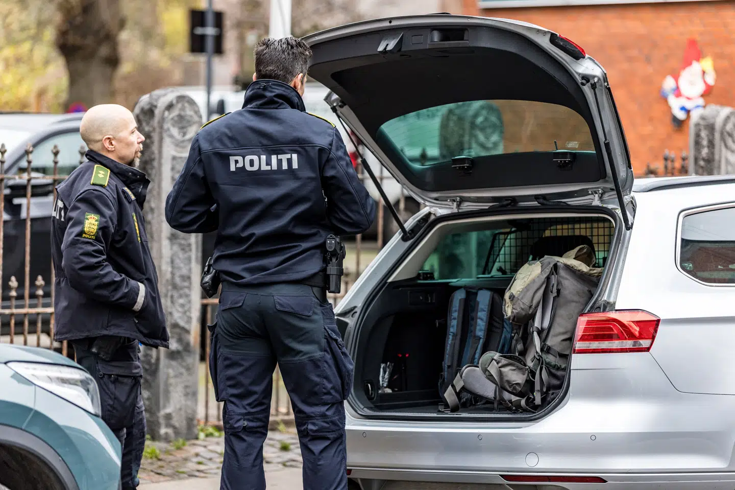 Københavns Politi var tirsdag til stede på Baggesensgade på Nørrebro i København, hvor der blev foretaget ransagninger i forbindelse med at politiet anholdt 13 personer i en større hvidvasksag.