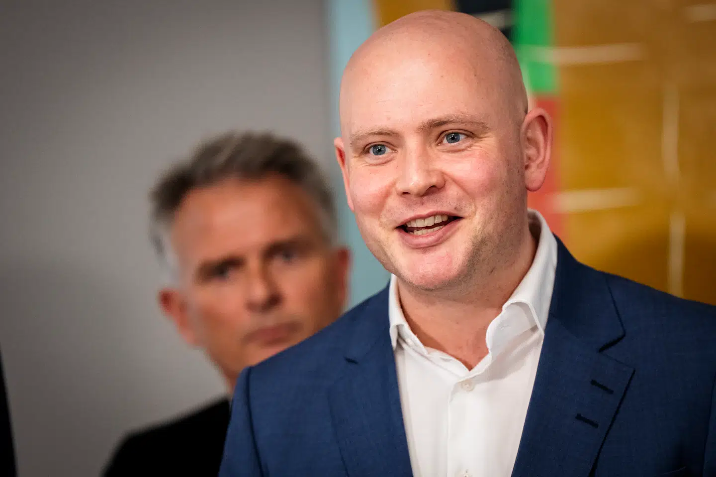 Kulturminister Jakob Engel Schmidt (M) til pressemøde i Kulturministeriet om den nye medieombudsmand tirsdag. I baggrunden kulturordfører Kim Valentin (V).