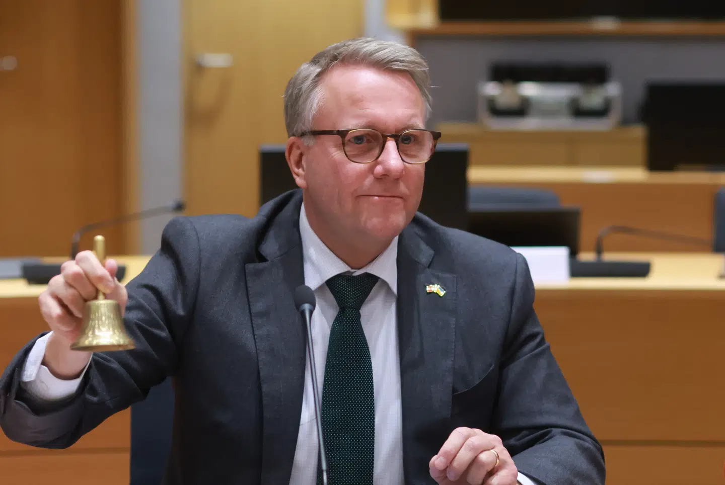 Erhvervsminister Morten Bødskov ringer med klokken på ministermøde i Bruxelles mandag. Tilbagerulningen af bæredygtighedsrapporten er på plads og sparer danske virksomheder for seks milliarder kroner årligt.