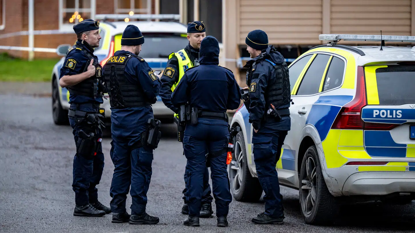 Politiet er talstærkt til stede i Hörby efter, at en kvinde og et barn tirsdag er fundet døde.
