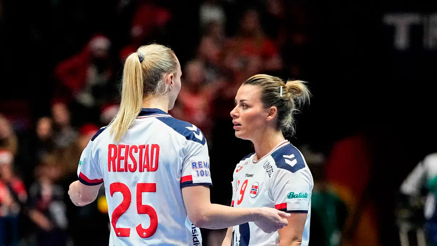 Henny Ella Reistad og Nora Mørk må vente længe med at se deres Esbjerg-holdkammerat på banen.