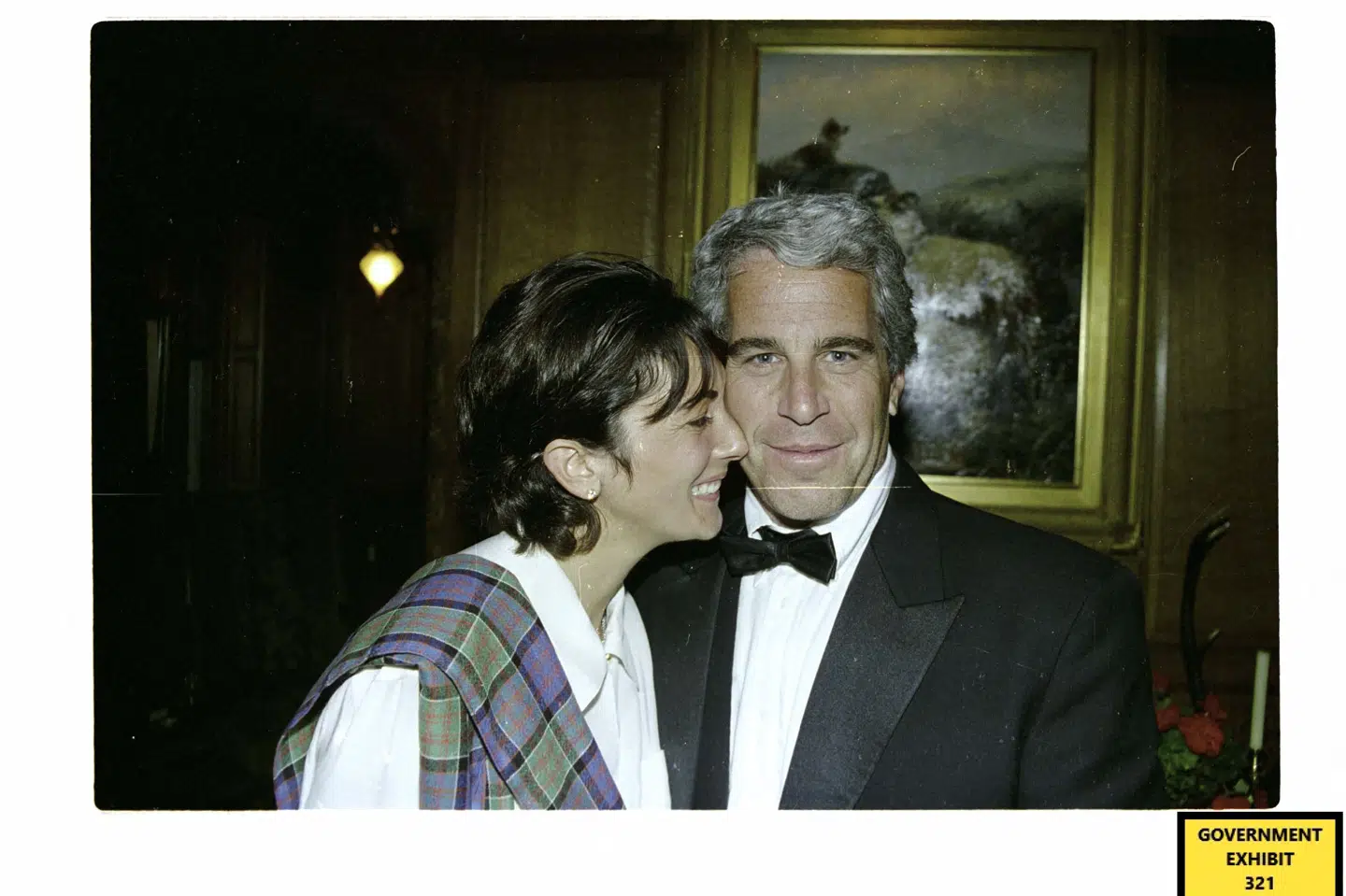 Et gammelt billede af Ghislaine Maxwell og Jeffrey Epstein brugt i en tidligere retssag i New York.