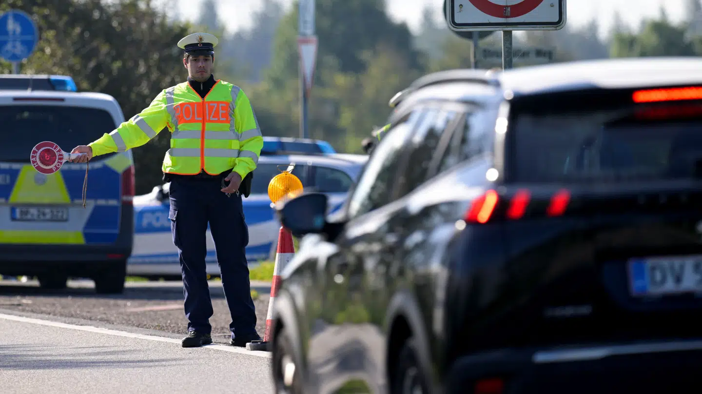 En tysk betjent stopper en bil ved grænsen omkring Børglum.
