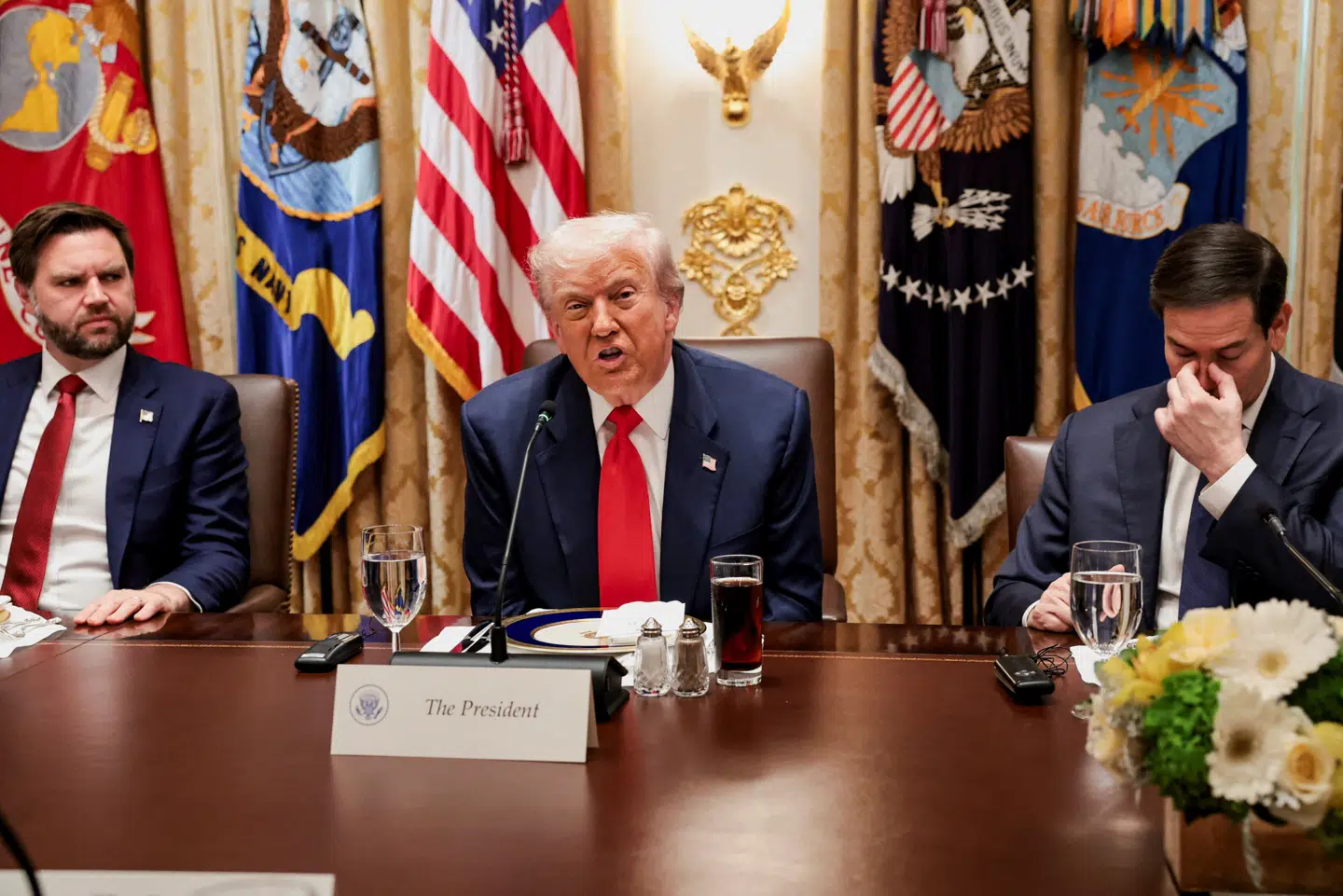 Trump og ledende figurer omkring ham har hele ugen sendt verbale angreb mod Europa og EU. Her er vicepræsident J.D. Vance, Donald Trump og USAs udenrigsminister Marco Rubio under et kabinetsmøde i Washington.