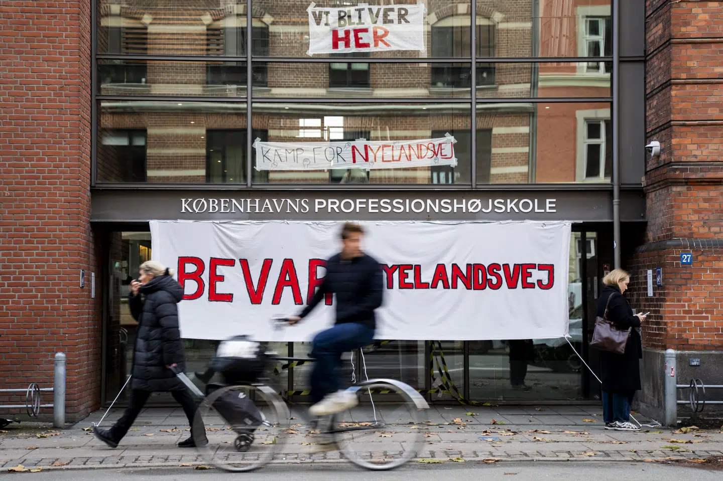 Sådan så det ud, da studerende på læreruddannelsen på Københavns Professionshøjskole på Nyelandsvej besatte bygningen 1. december. Det skete i protest mod lukningen af uddannelsesstedet. (Arkivfoto).