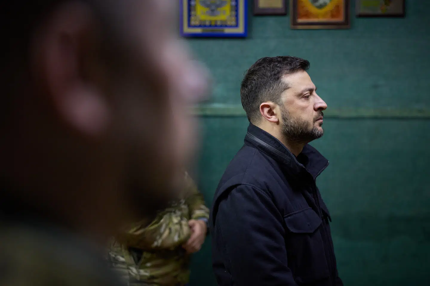 Ukraines præsident, Volodymyr Zelenskyj, skriver tirsdag, at man "i den nærmeste fremtid" er klar til at præsentere ny version af udkast til fredsplan. Billedet er fra november, hvor præsidenten besøgte landets styrker i Donetsk-regionen. (Arkivfoto).