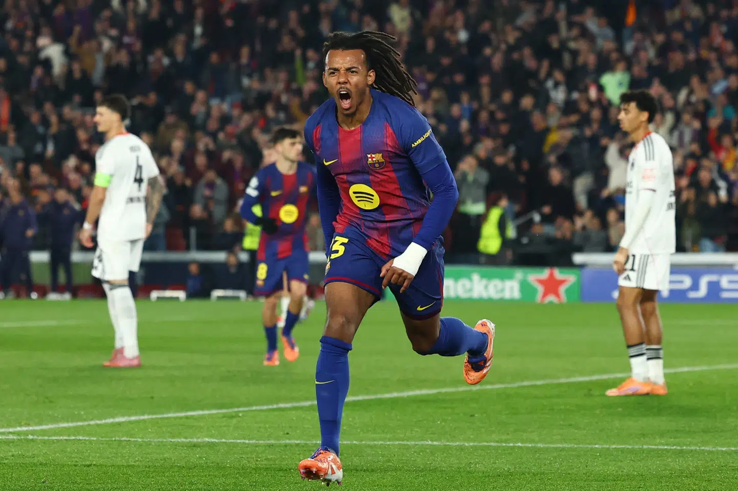 Jules Koundé scorede to gange med hovedet, da Barcelona slog Eintracht Frankfurt.