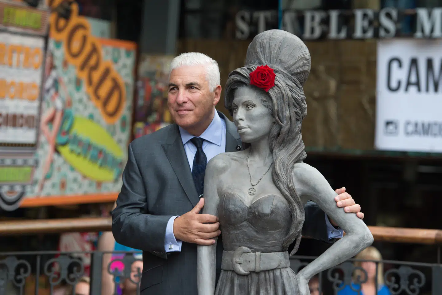 Mitch Winehouse bliver fotograferet i 2014 ved siden af en statue i London af hans afdøde datter, sangeren Amy Winehouse. (Arkivfoto).