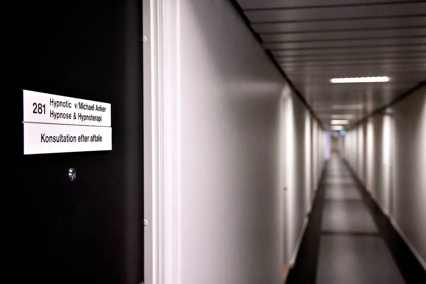 Gangen, der løb lige uden for døren til hypnotisørens klinik, hvor han over en periode på mindst seks år krænkede og voldtog en lang række kvinder.