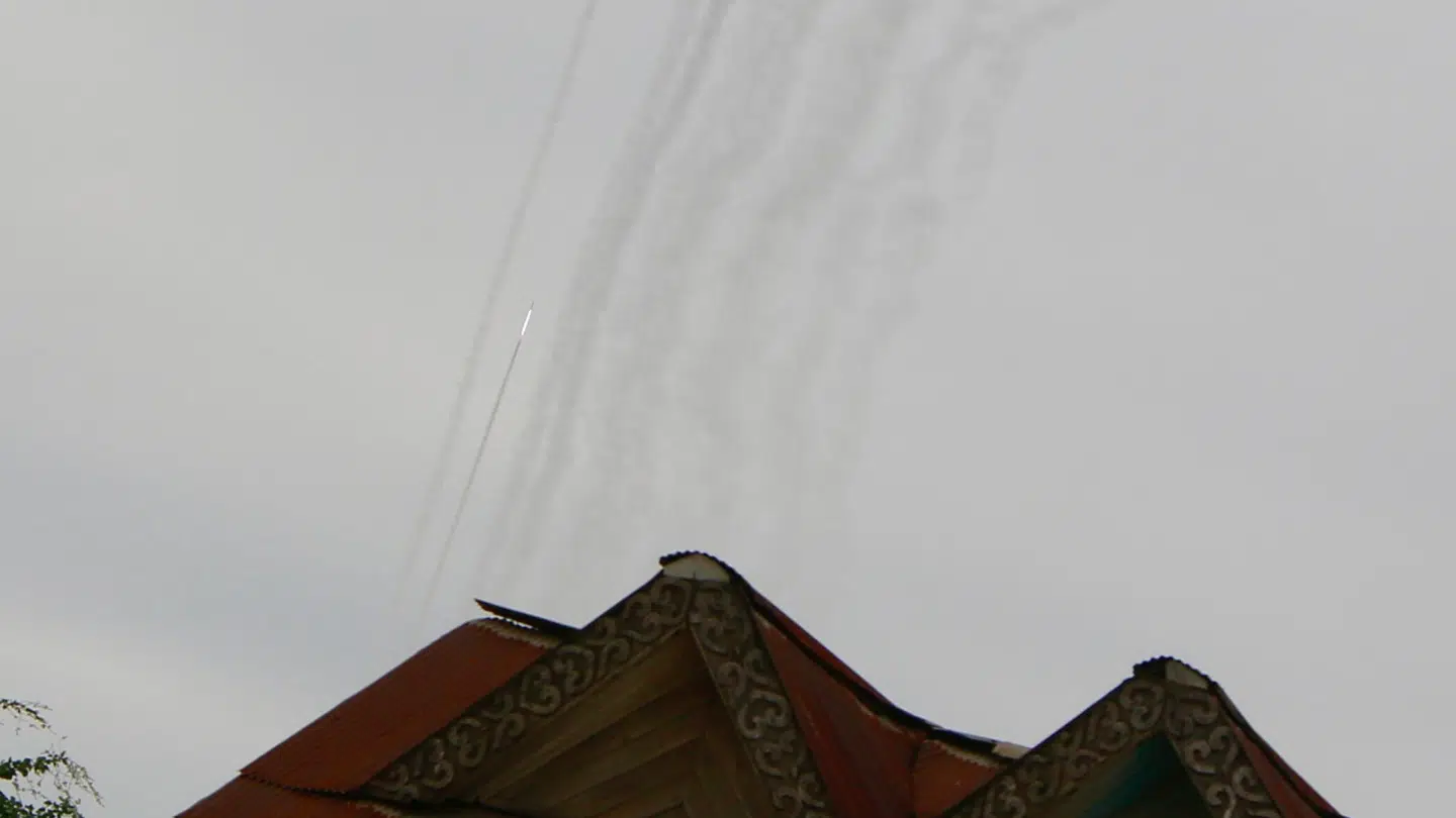 Røgspor fra en raketkaster ses her efter sammenstød langs grænsen mellem Thailand og Cambodja den 10. december.