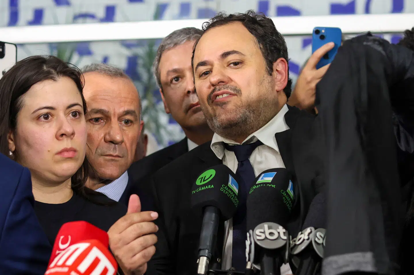 Det brasilianske kongresmedlem Glauber Braga, der er allieret med regeringen, talte tirsdag med journalister, efter at han blev fjernet fra parlamentet under en afstemning om at reducere Jair Bolsonaros fængselsstraf.