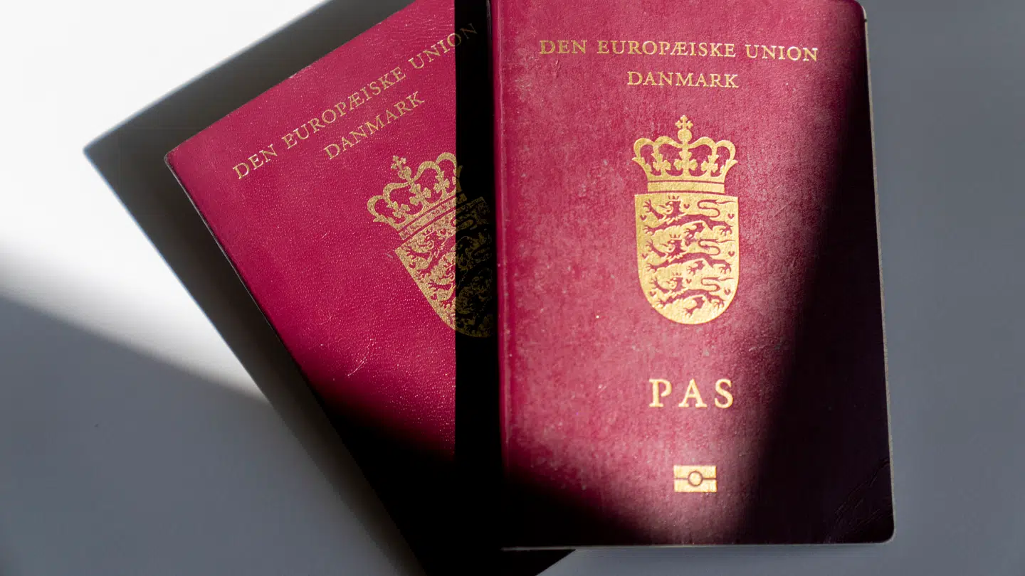 Ny måling fra Weekendavisen tegner et billede af danskernes holdning til, om de ønsker at udlændinge skal have frataget deres rødbedefarvede pas.