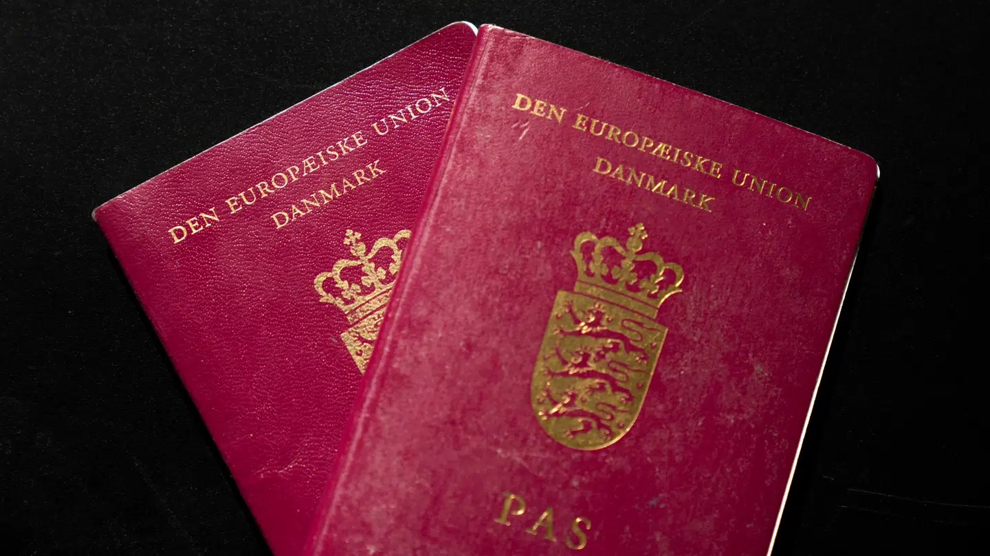 Ny måling fra Weekendavisen tegner et billede af danskernes holdning til, om de ønsker at udlændinge skal have frataget deres rødbedefarvede pas.