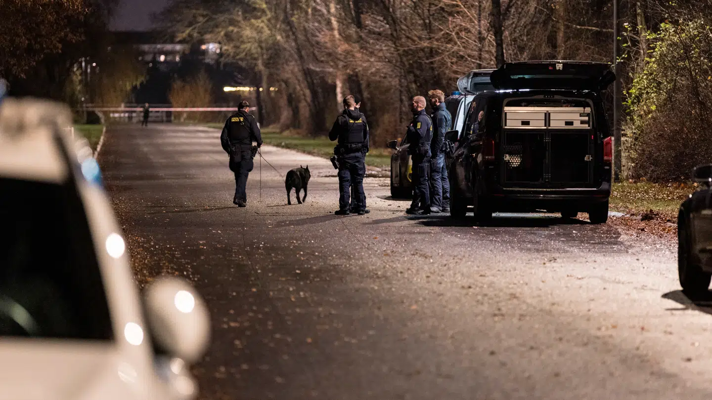 Politiet er tilstede og har afspærret et område omkring Vejlebrovej i Ishøj onsdag den 10. december 2025.