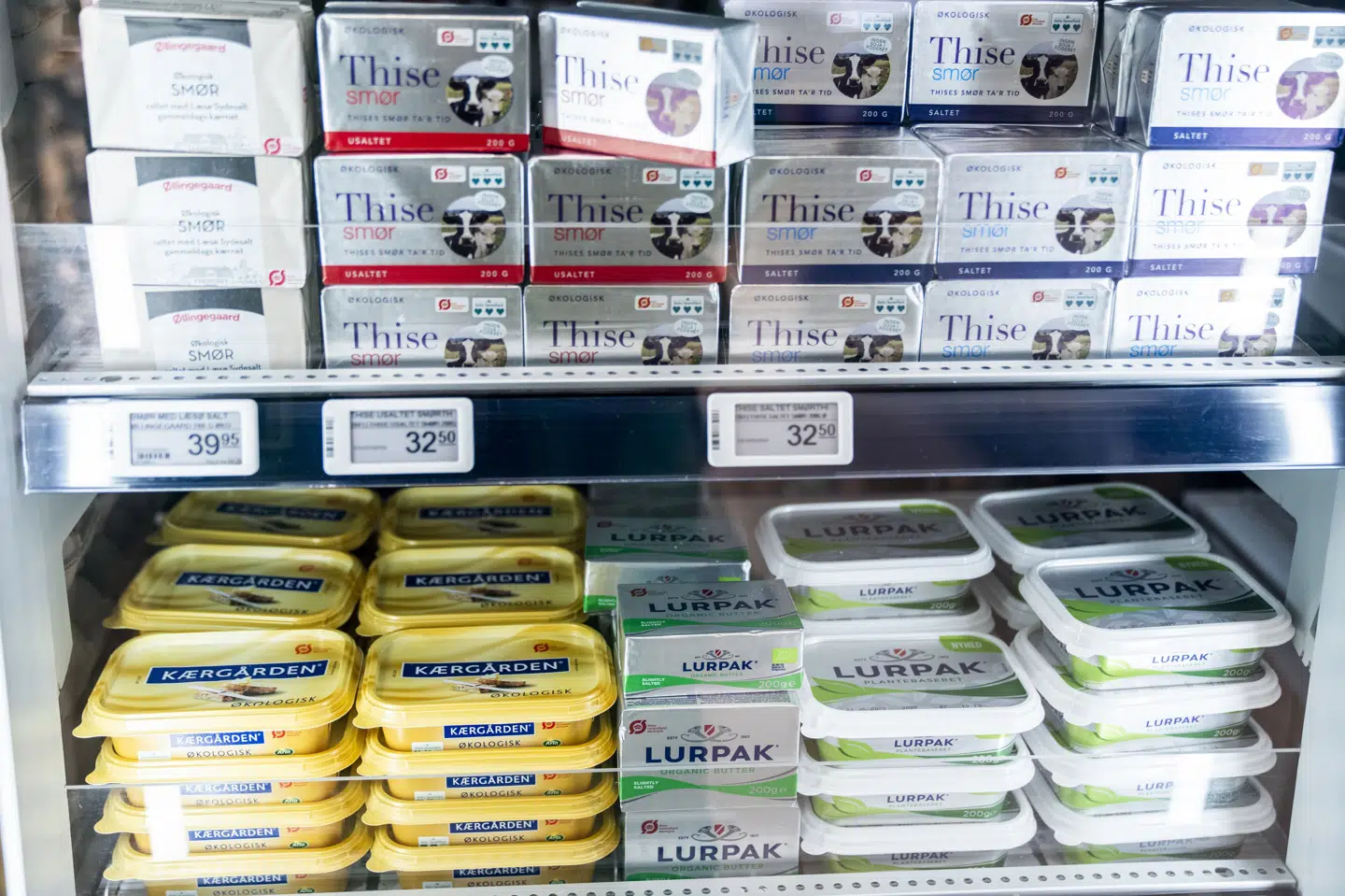 Smørpriserne tog et dyk i november og trak dermed inflationen i nedadgående retning. Billedet her stammer dog fra marts. (Arkivfoto).