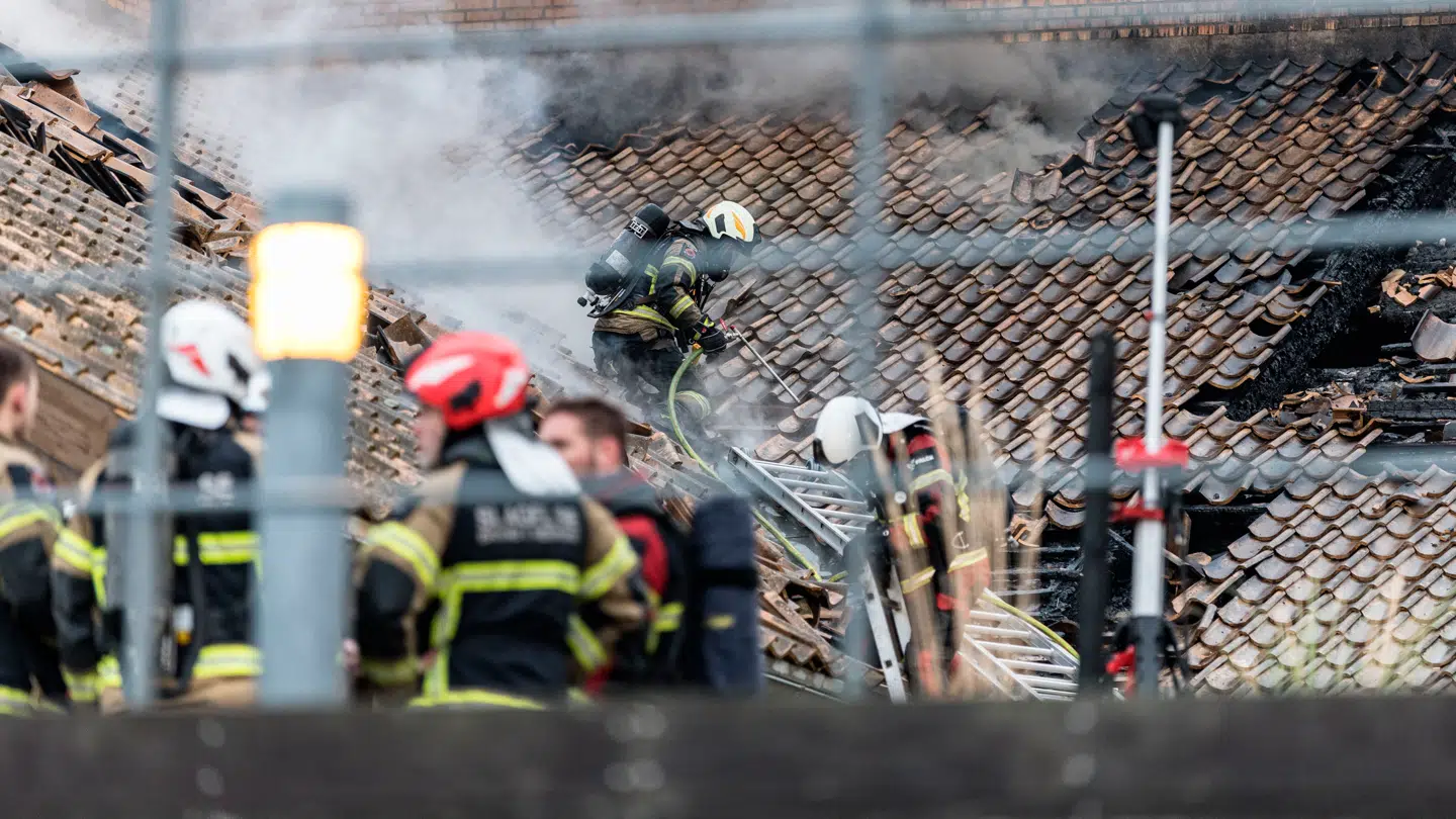 Brandmænd er i gang med efterslukning på hotel Comwell Klarskovgaard i Korsør onsdag den 10. december 2025.