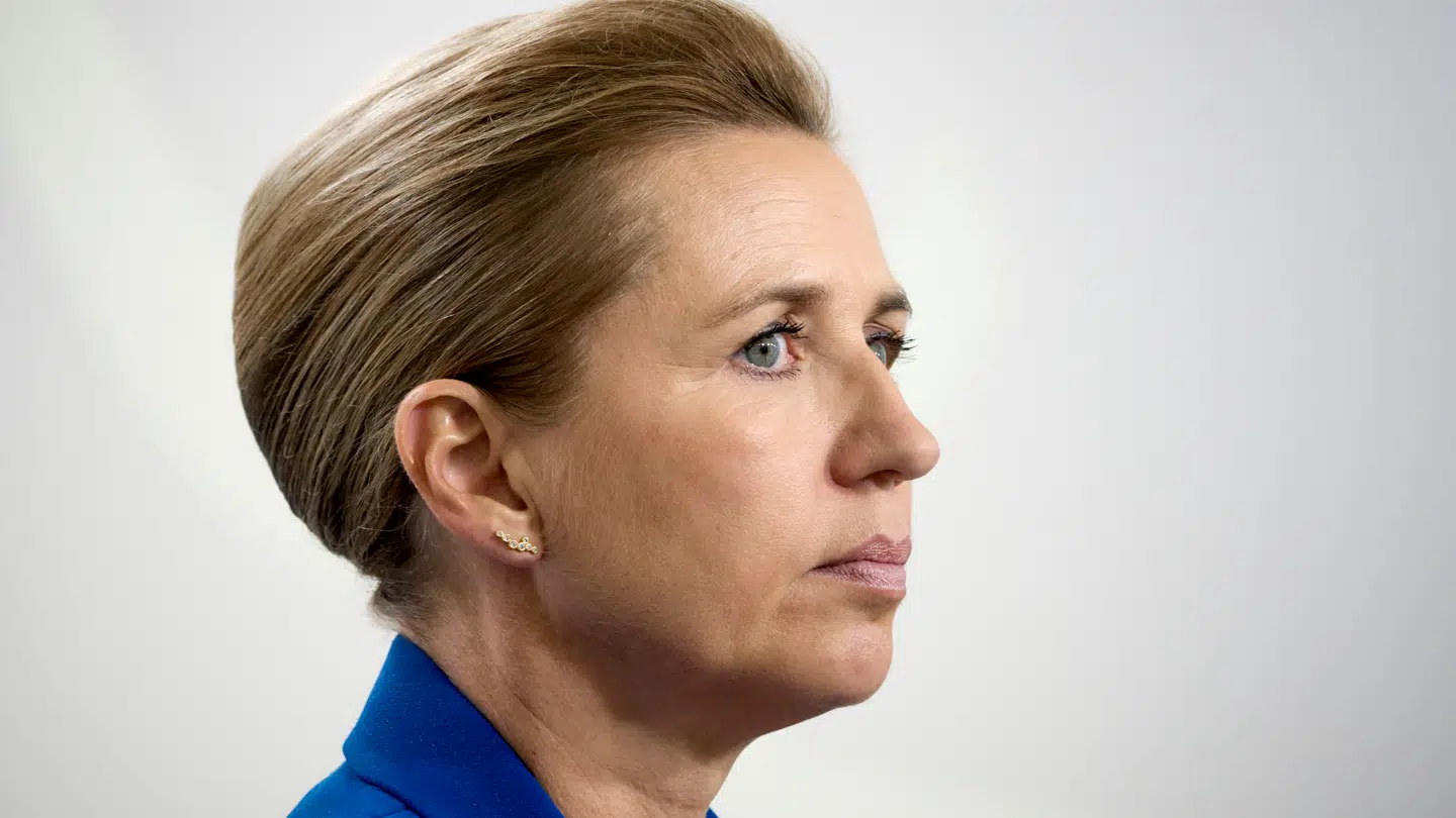 Mette Frederiksen (S) er ifølge B.T.s politiske analytiker presset efter, at en ny måling tegner et billede af danskernes holdning til, om de ønsker at udlændinge skal have frataget deres rødbedefarvede pas.