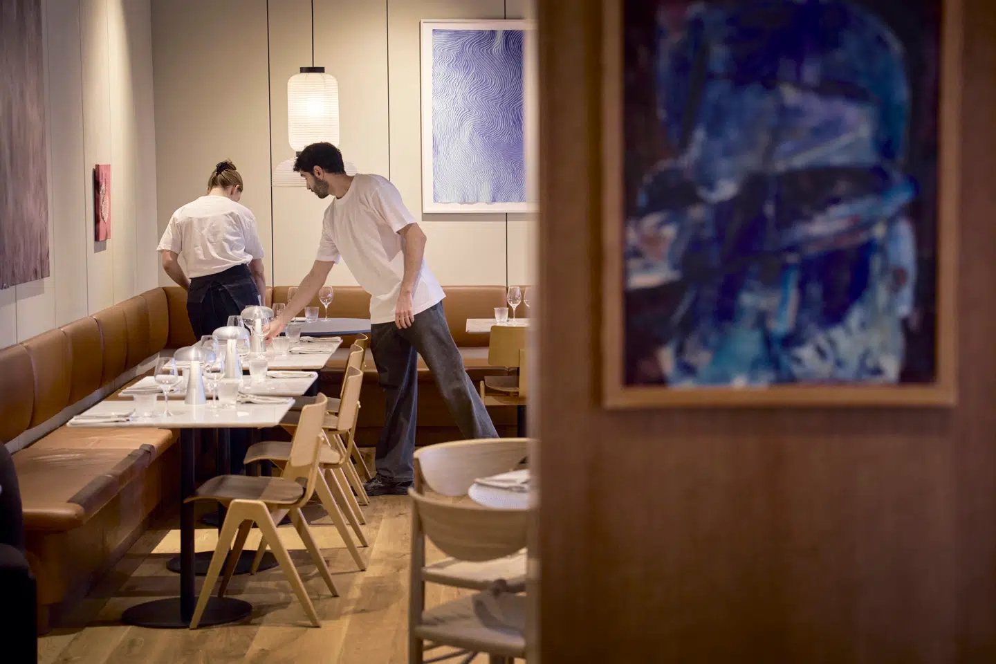 Den lille hotelrestaurant har åbent hele dagen – Berlingske var forbi en fredag aften, hvor alle borde var besat.