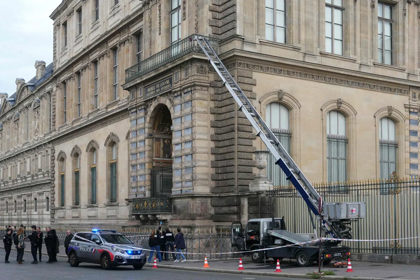 Der blev blandt andet brugt en møbellift til at gennemføre røveri mod Louvre. (Arkivfoto)