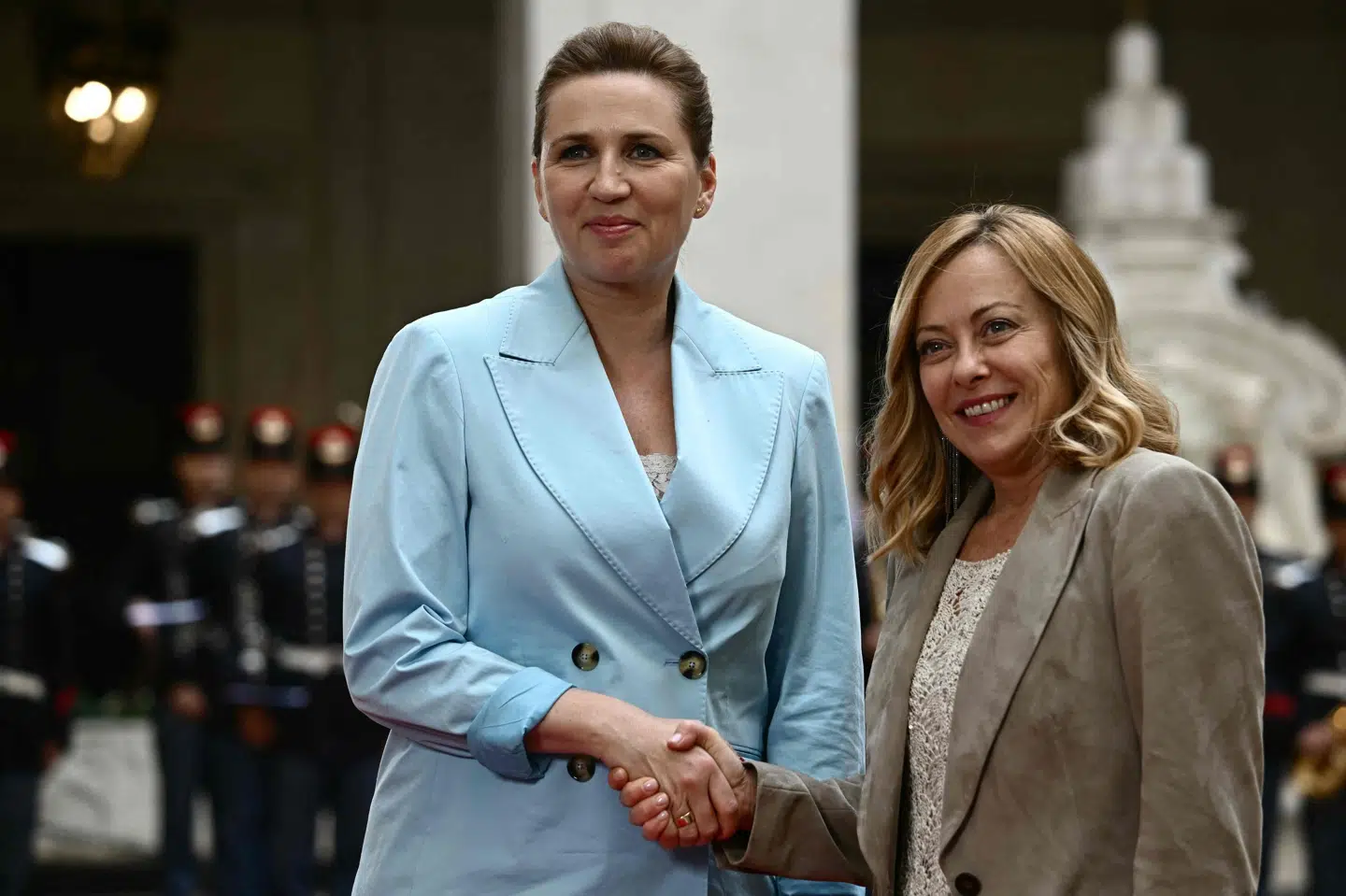 Den italienske premierminister Giorgia Meloni og statsminister Mette Frederiksen hilser på hinanden. (Arkivfoto).