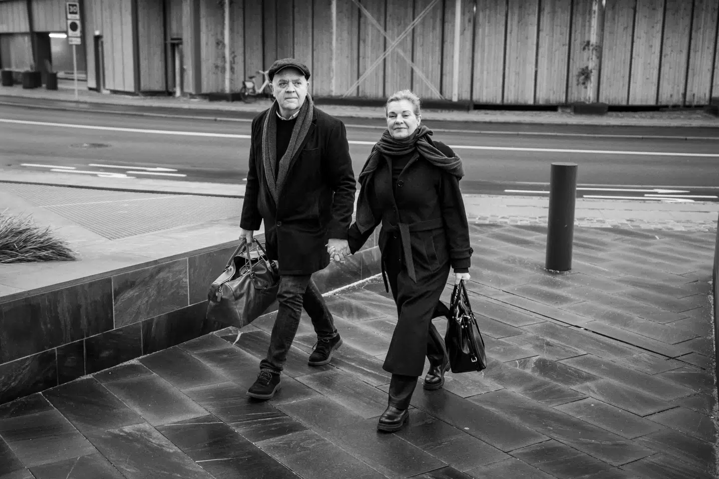 Journalist og tidligere studievært på TV 2 Jes Dorph-Petersen har brugt mange kræfter på at rense sit navn, siden han i begyndelsen af 2021 blev fjernet fra TV 2 s flader som følge af konklusionerne i en advokatundersøgelse. Her ses han med sin hustru ved Østre Landsret i januar i år.