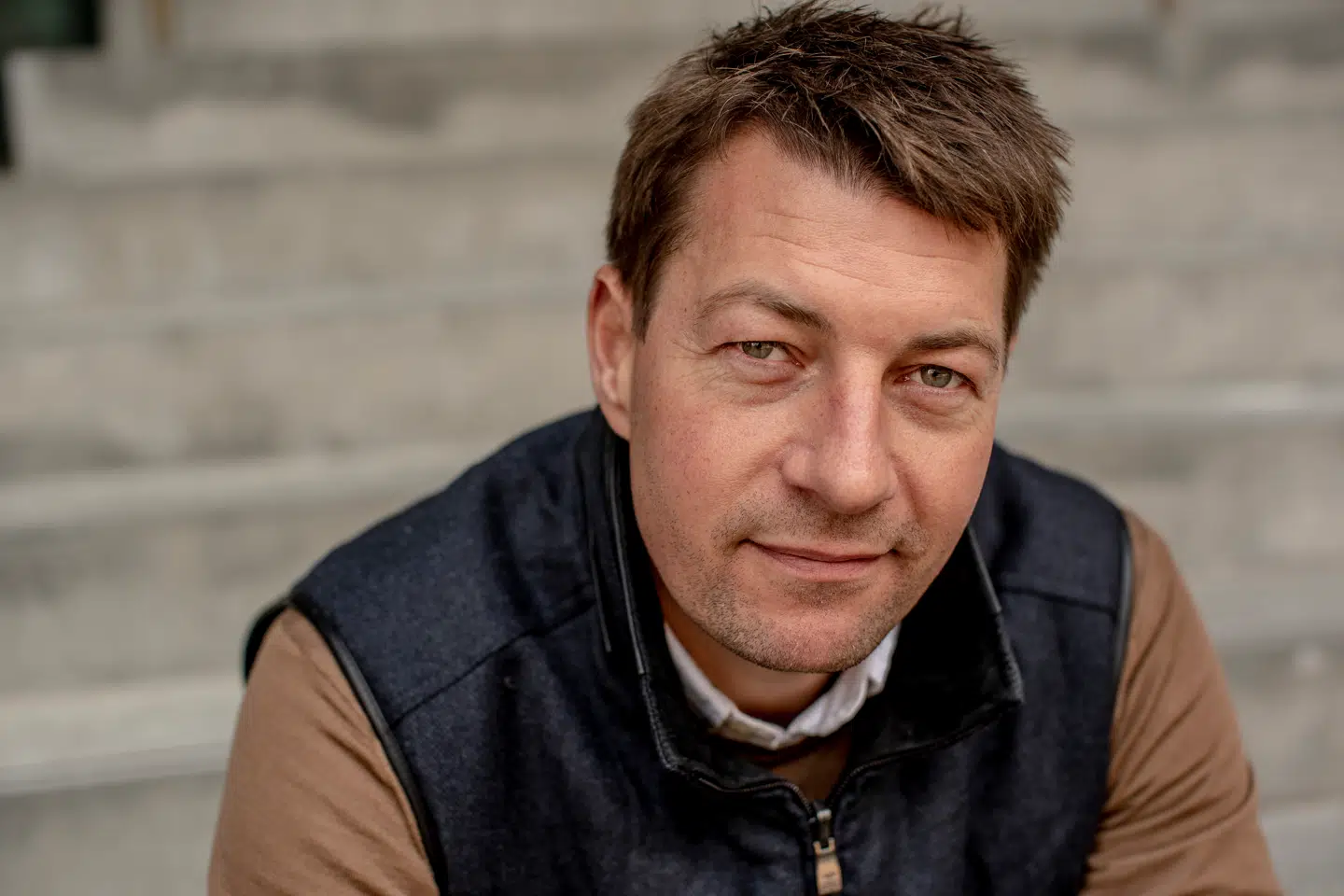 TV 2-vært Morten Ankerdal ønsker Jes Dorph tillykke.