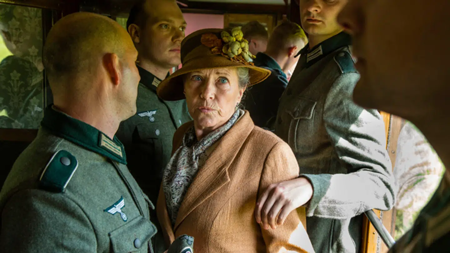 'Badehotellet' modtager en glohed velkomst til engelsk tv.