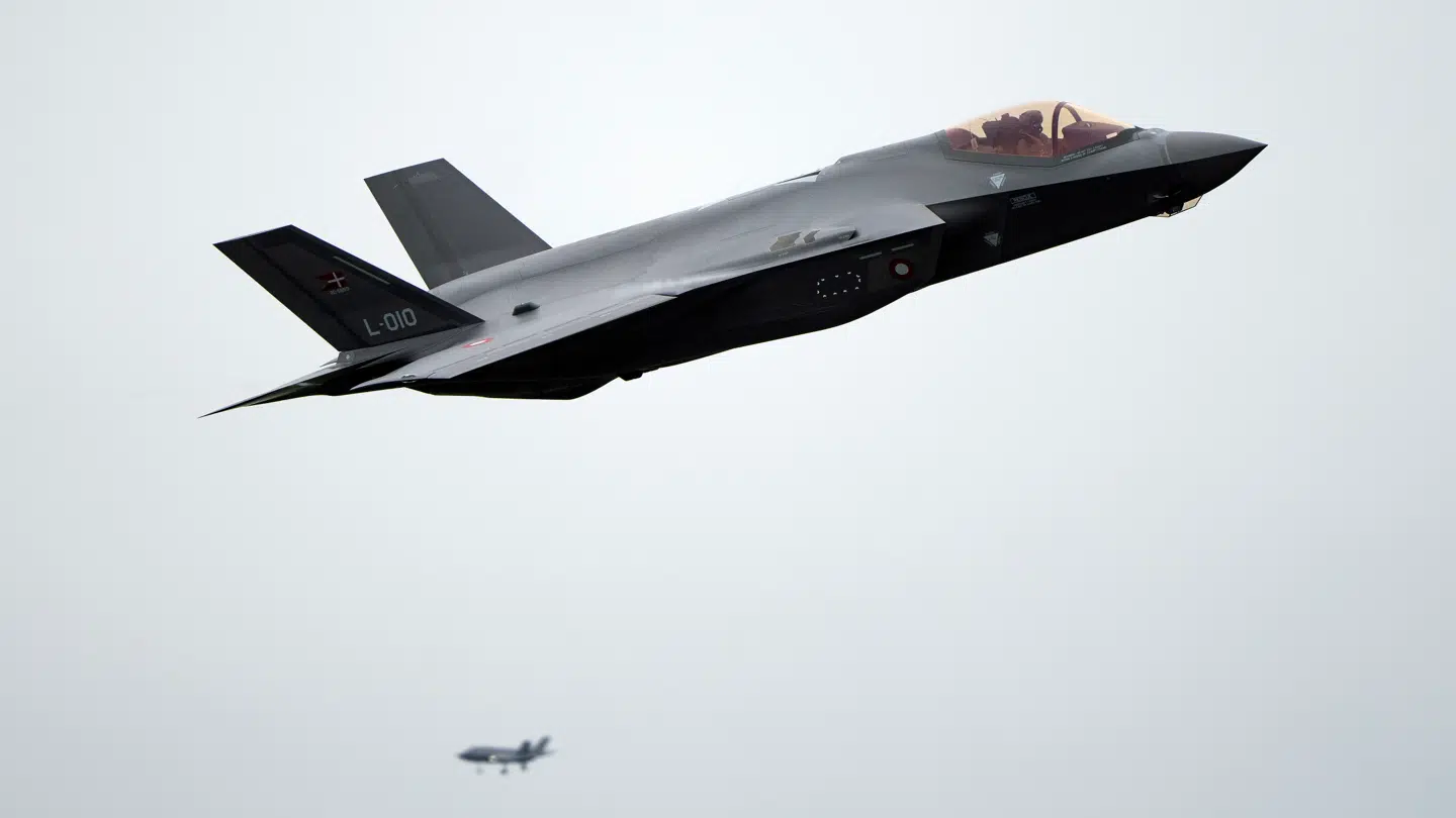 Sådan ser et af de F-35-fly, som Danmark har købt i USA, ud. Her over Flyvestation Skrydstrup.