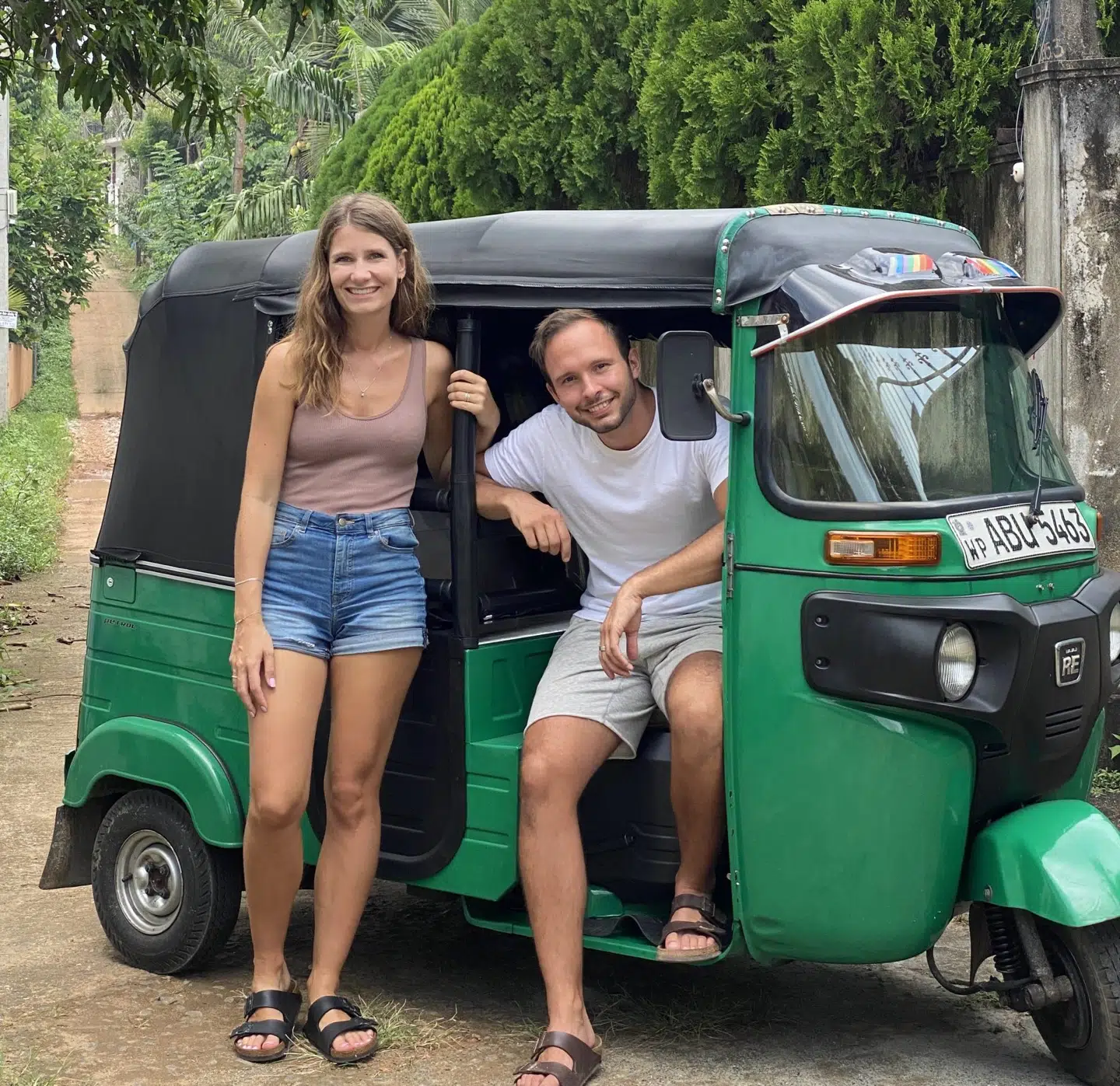 Her ses Christina og Sebastian foran den tuk-tuk, som de rejste Sri Lanka rundt i.
