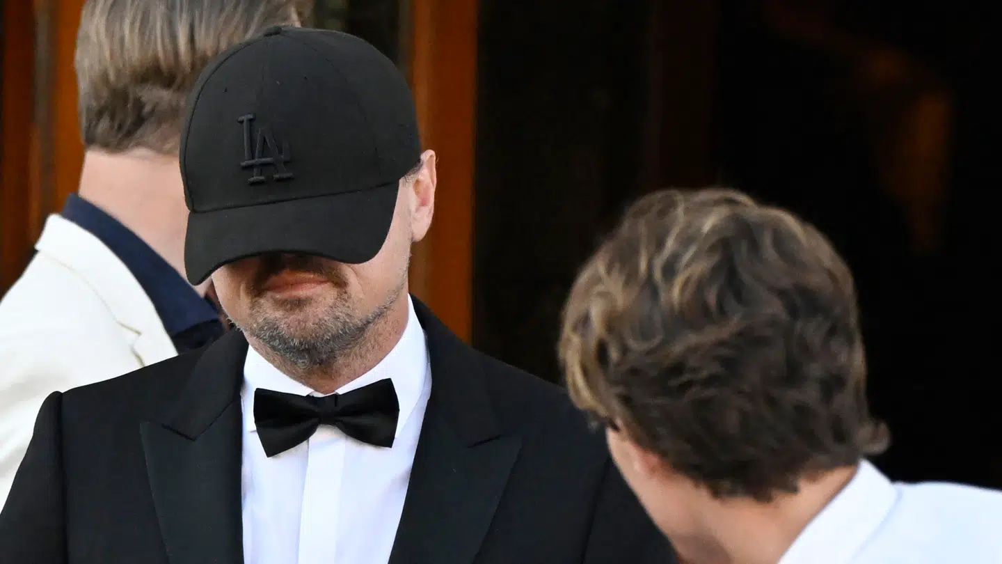 Leonardo DiCaprio stjal showet med en bizar måde at forsøge at skjule sit ansigt på, da han deltog i Jeff Bezos bryllup tidligere i år.