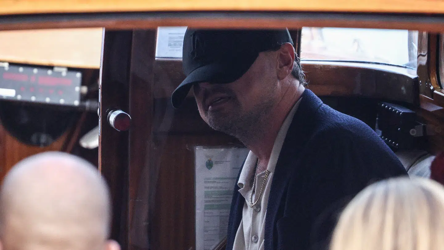 Leonardo DiCaprio forklarer, at han stadig bøvler med at balancere sit privatliv med sin store stjerne i offentligheden.