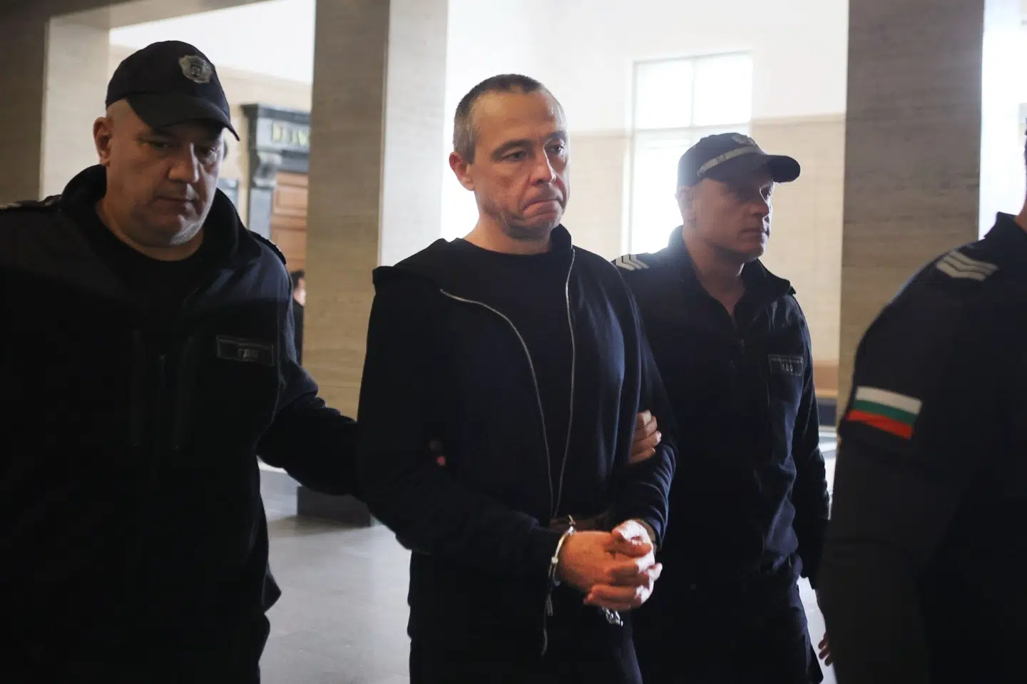 Politiet eskorterer Igor Grechushkin ud af retssalen, efter at en dommer har blokeret for, at han kan udleveres til Libanon.