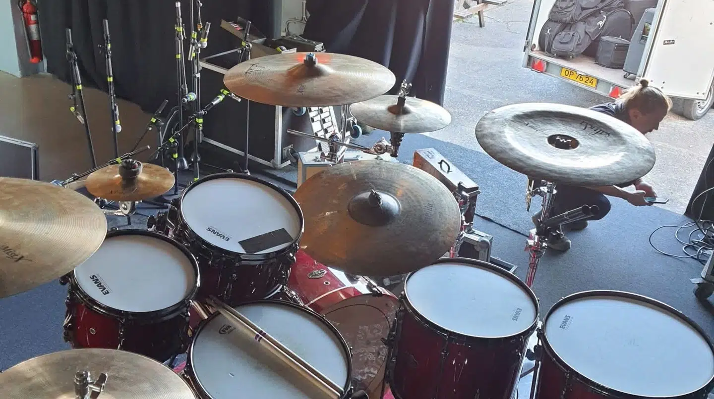 Et stort trommesæt er blandt det stjåle udstyr, oplyser hustruen.