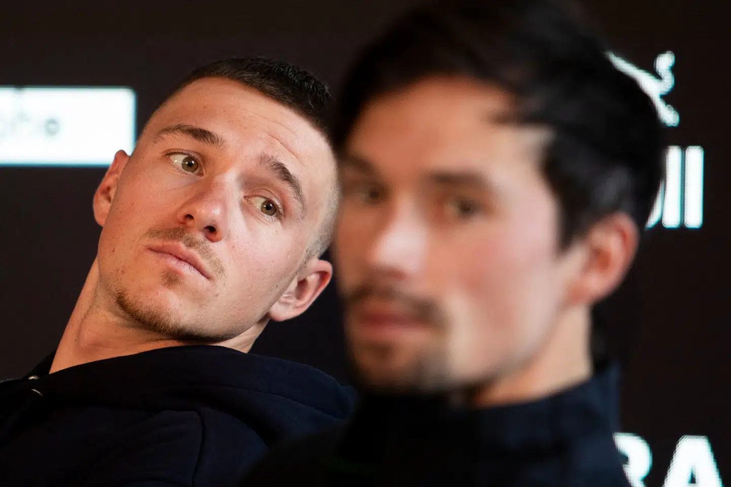 Red Bull-Bora er på træningslejr forud for den kommende sæson, og derfor stillede Remco Evenepoel (til venstre) blandt andre op til holdets pressemøde onsdag.