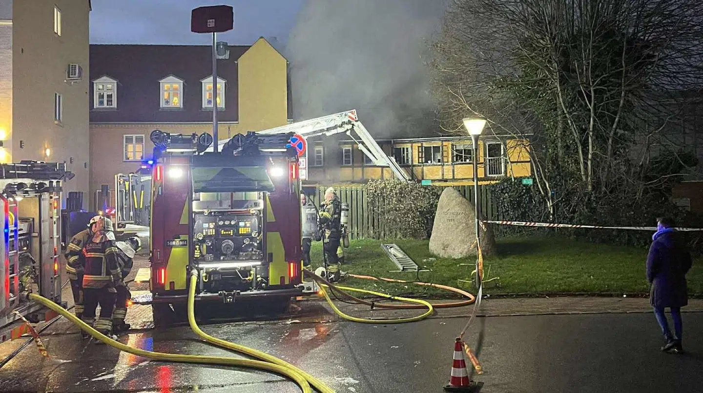 En voldsom brand har fået et område evakueret i midten af Slagelse.