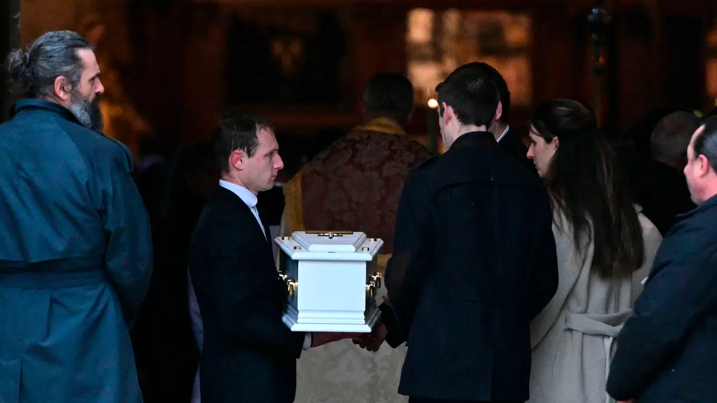 Kisten med Émiles jordiske rester bæres ind i kirken i marts 2024. Hans mor, Marie Soleil, ses til højre i billedet.