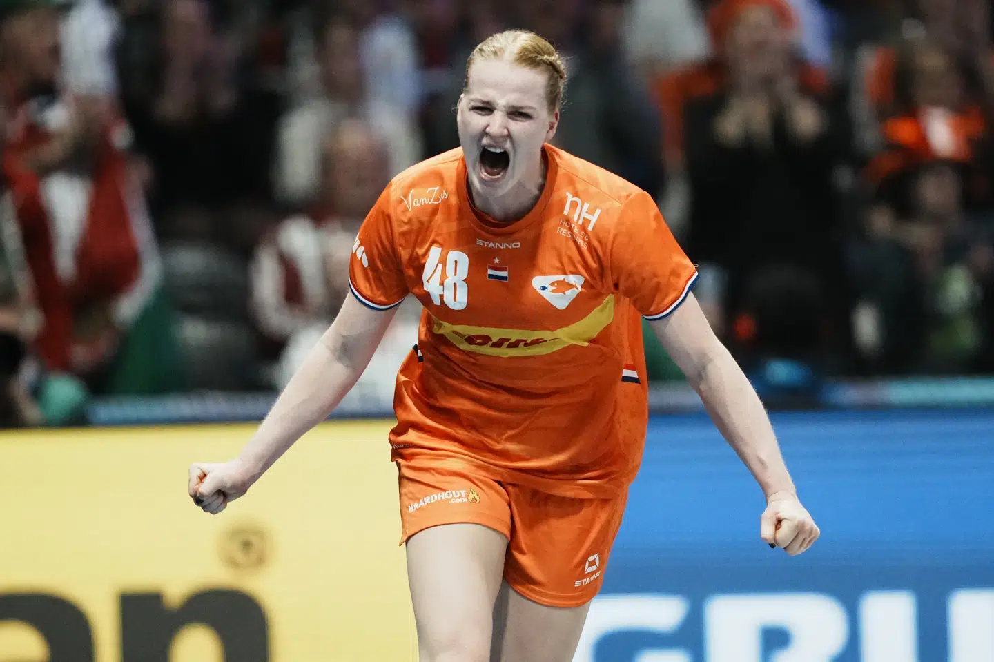 Dione Housheer jubler efter en scoring i første halvleg mod Ungarn.