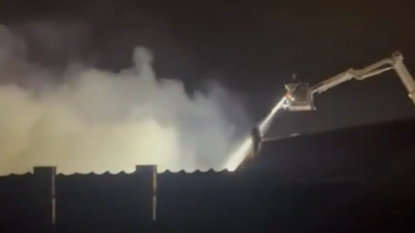 Brandfolkene kæmper med at slukke branden.