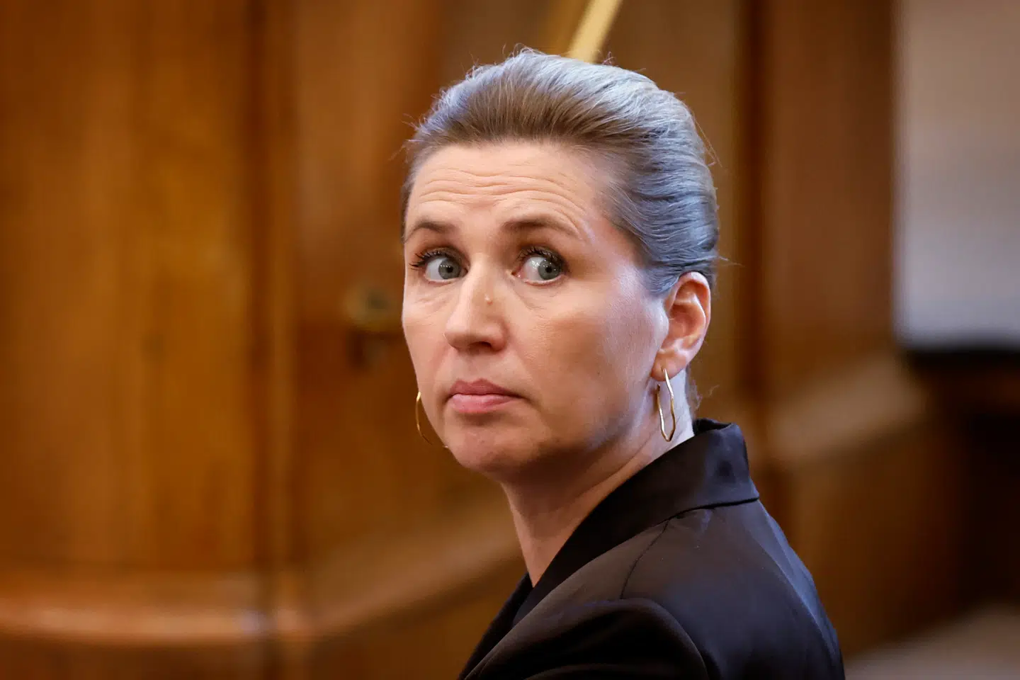 Mette Frederiksen og hendes fire topembedsmænd havde sat deres mobiler til at slette beskeder. Nu udvikler sagen sig.