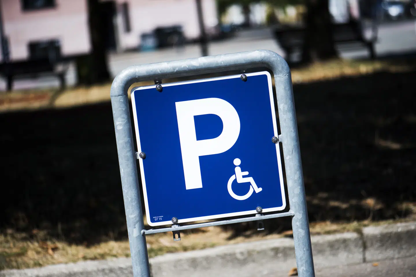 Handicapskiltet her viser, at parkeringsbåsen kun er for bilister med handicap. Det kræver et handicapkort at parkere der, og kortet kan også give adgang til gratis parkering andre steder. Det er der nogle, der udnytter, selv om de ikke har et handicap. (Arkivfoto).