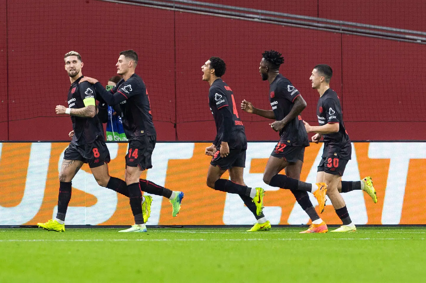 Leverkusen-spillerne jubler efter scoringen til 1-0.