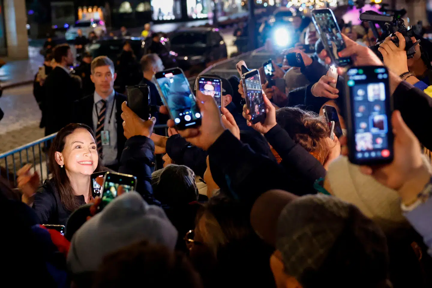 María Corina Machado ses her mødes med sine støtter foran hotellet i Norge.