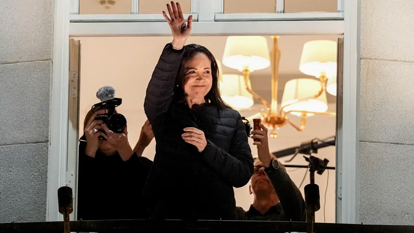 Natten til torsdag trådte María Corina Machado kortvarigt ud på balkonen på Grand Hotel i den norske hovedstad, hvor hun blev mødt af sang og stor jubel af de fremmødte.