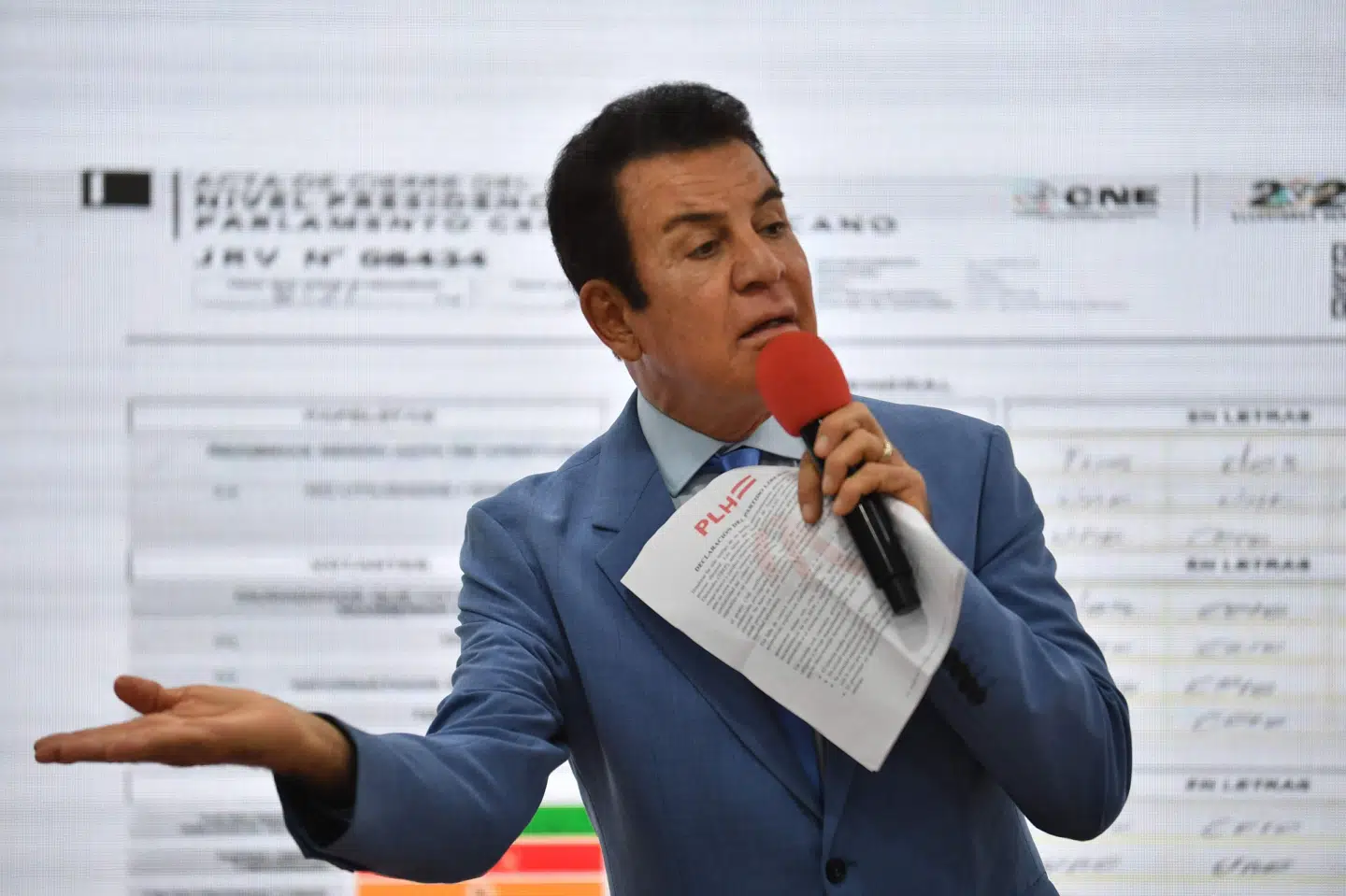 Salvador Nasralla, der er liberal præsidentkandidat, holdt onsdag et pressemøde, hvor han hævdede, at der er begået valgsvindel ved præsidentvalget i Honduras den 30. november.