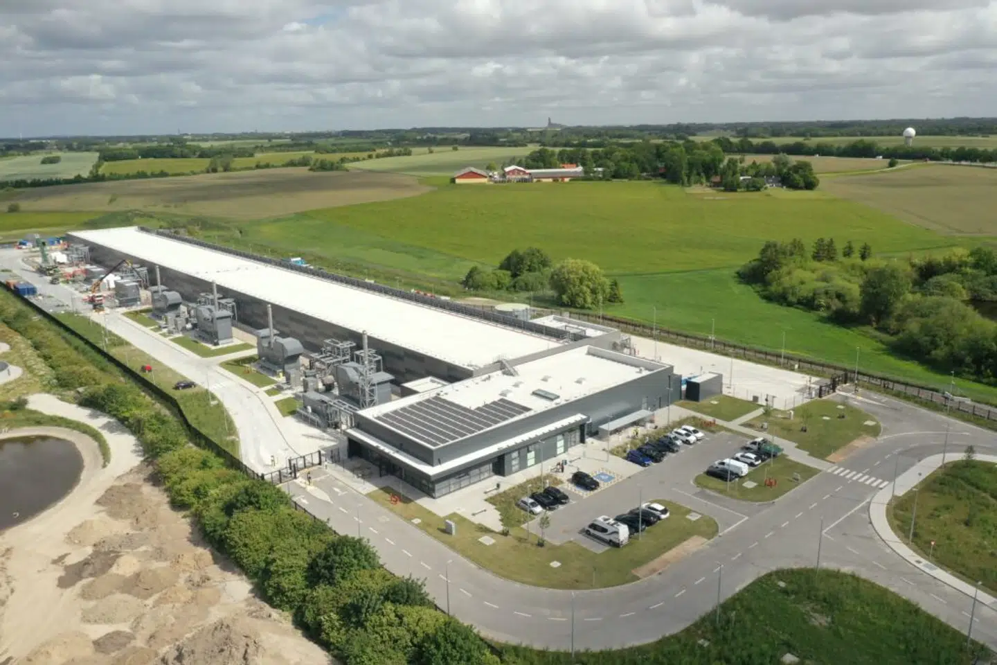 Microsoft er næsten færdig med at opføre tre datacentre på Sjælland. Nu følger endnu tre i Jylland. Her er det byggeriet i Gadstrup ved Roskilde.