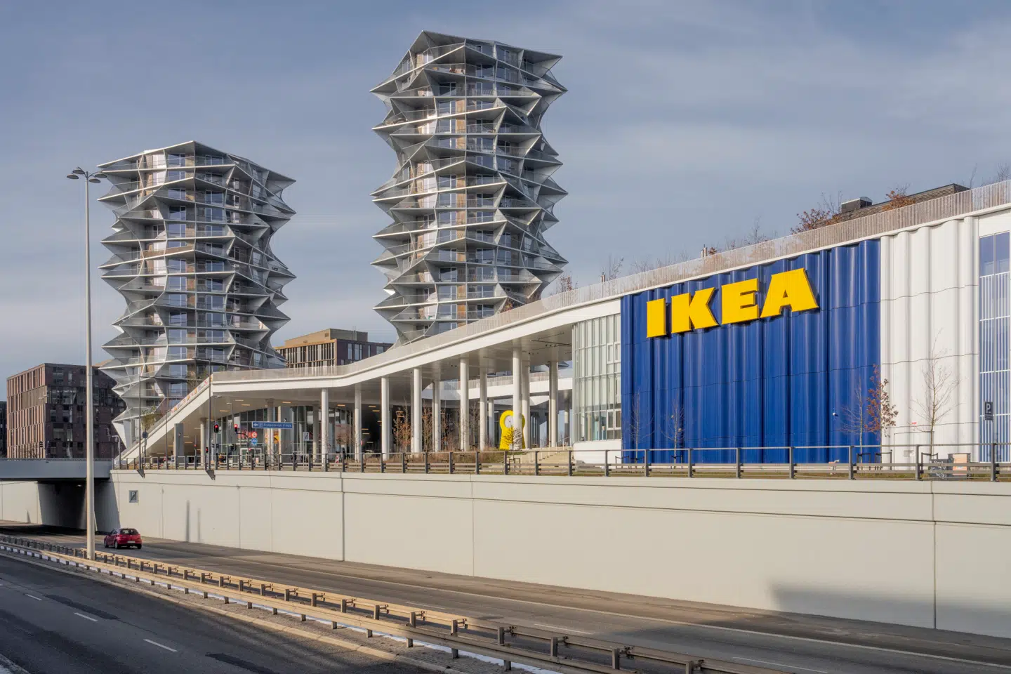 Møbelkæden IKEAs varehus i København ligger lige ved Dybbølsbro Station og de karakteristiske kaktustårne.