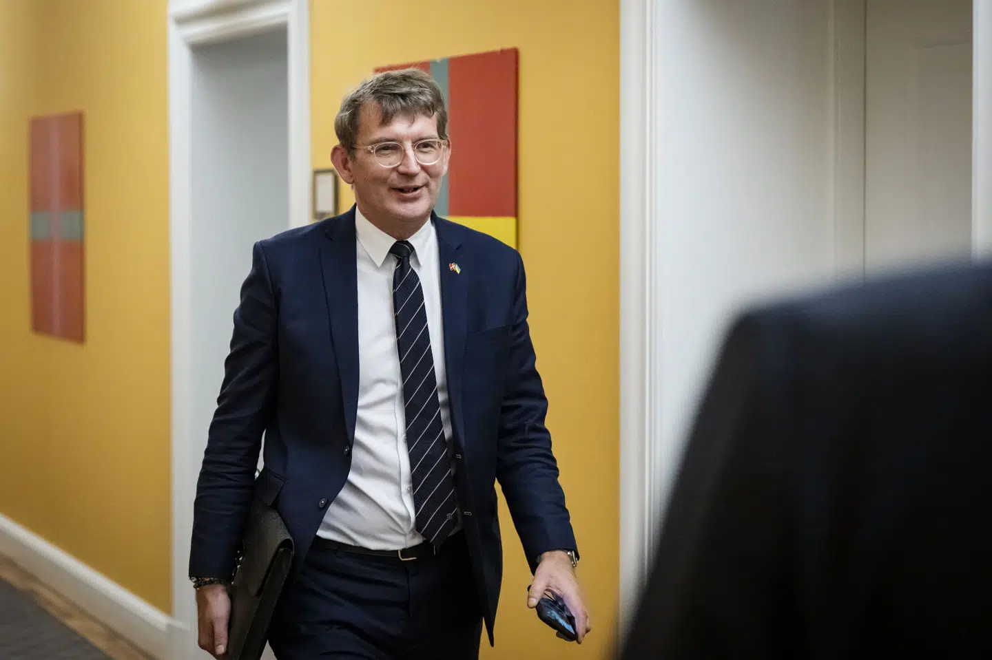 Forsvarsminister Troels Lund Poulsen (V) deltog mandag i et møde i Det Udenrigspolitiske Nævn. Han støtter ikke forslag fra DF om at ændre støtte til Ukraine fra donationer til lån.